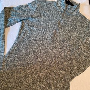 Womens Columbia Long Sleeve Quarter Zip. Size Large. PLEASE NOTE THE RAW EDGES.